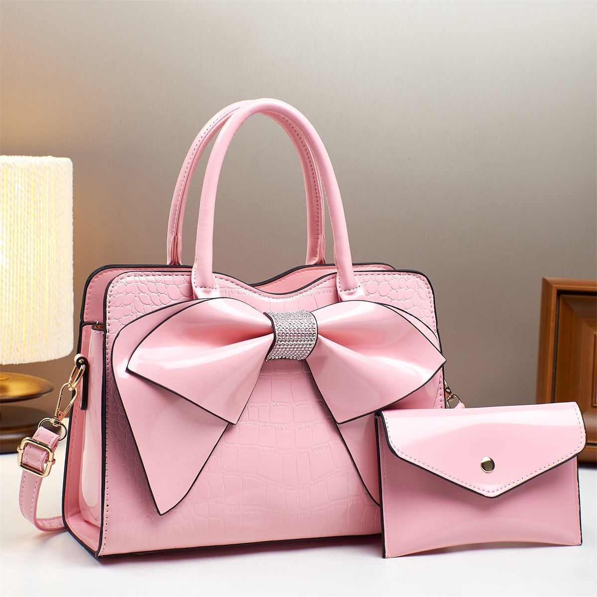Bolso cubo con lazo y estampado de cocodrilo de charol brillante para llevar cruzado