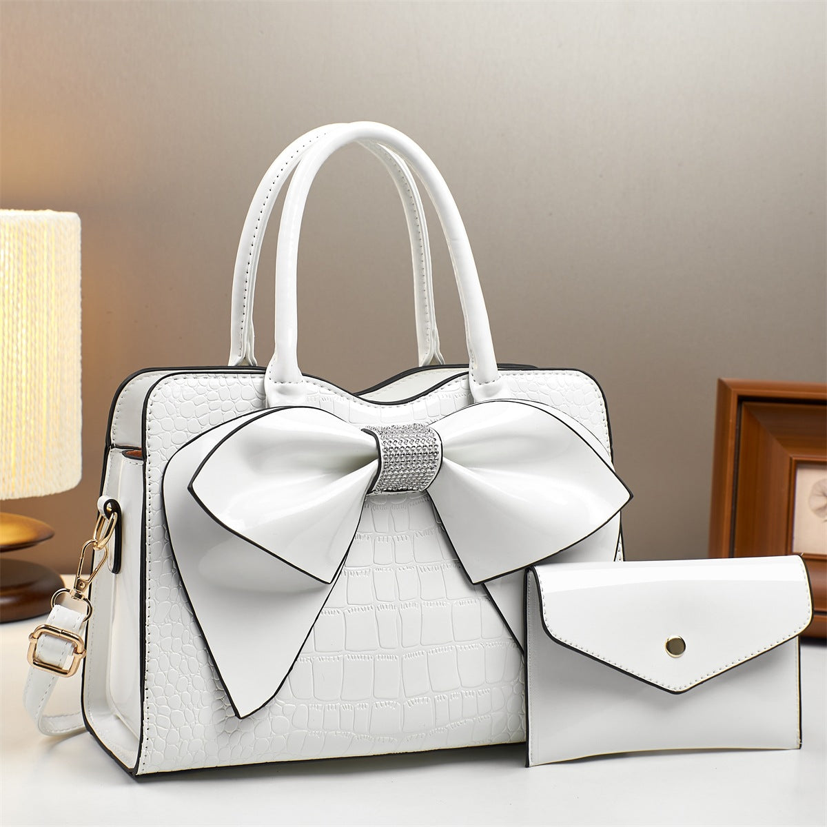 Bolso cubo con lazo y estampado de cocodrilo de charol brillante para llevar cruzado