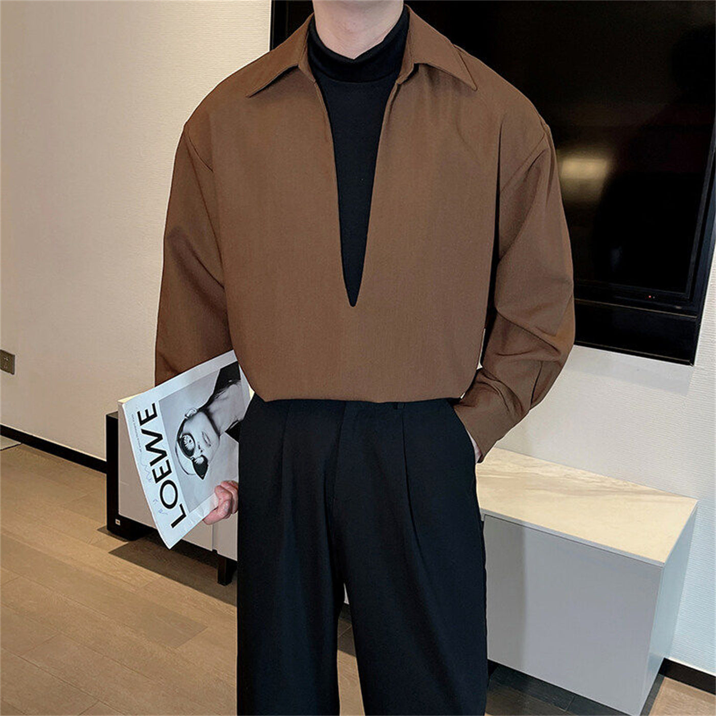 Hombre Guapo con Camisa de Manga Larga y Escote Pronunciado