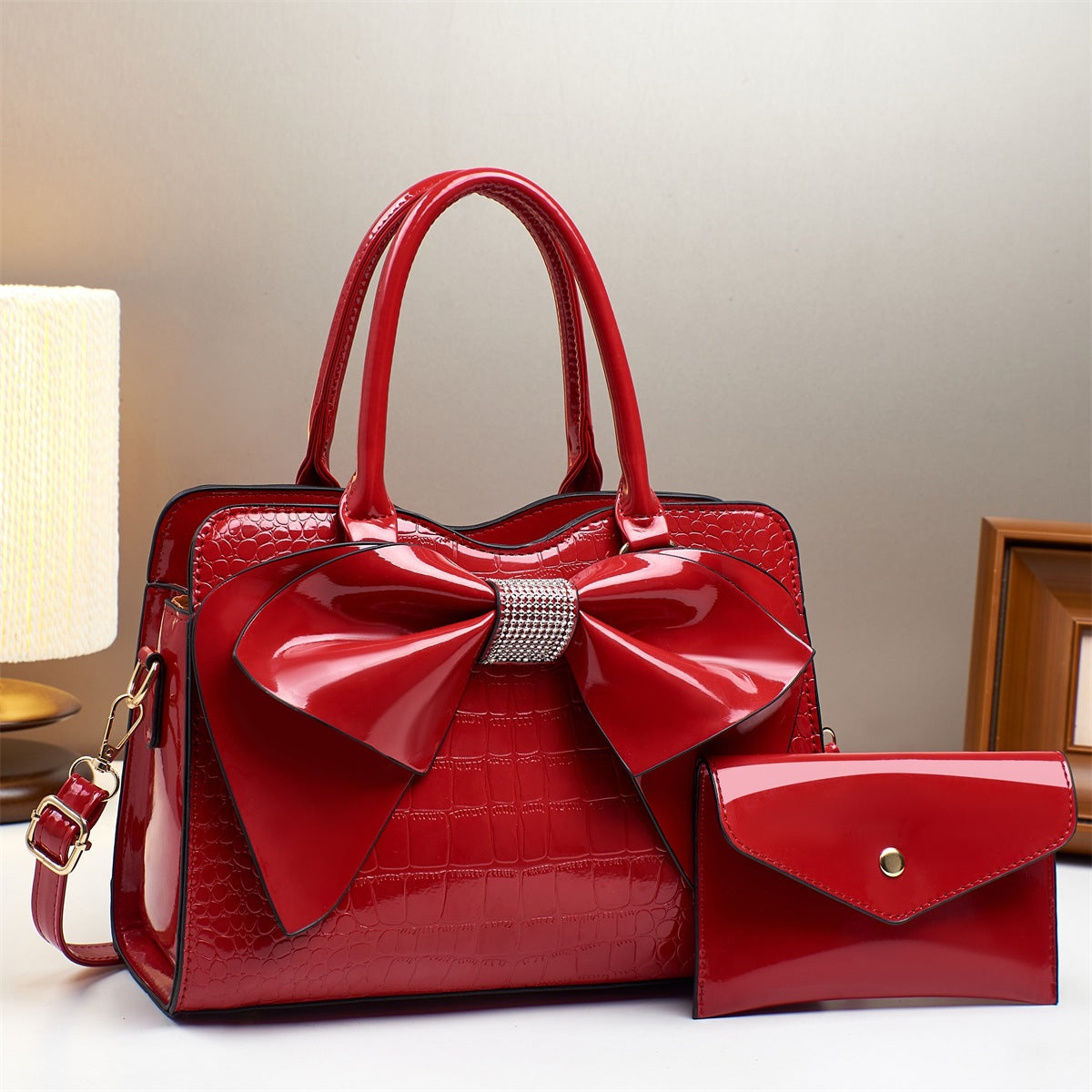Bolso cubo con lazo y estampado de cocodrilo de charol brillante para llevar cruzado