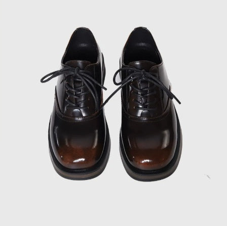 Zapatos de cuero para hombre, bicolor, con suela gruesa, perfectos tanto para el uso informal como para ir al trabajo.