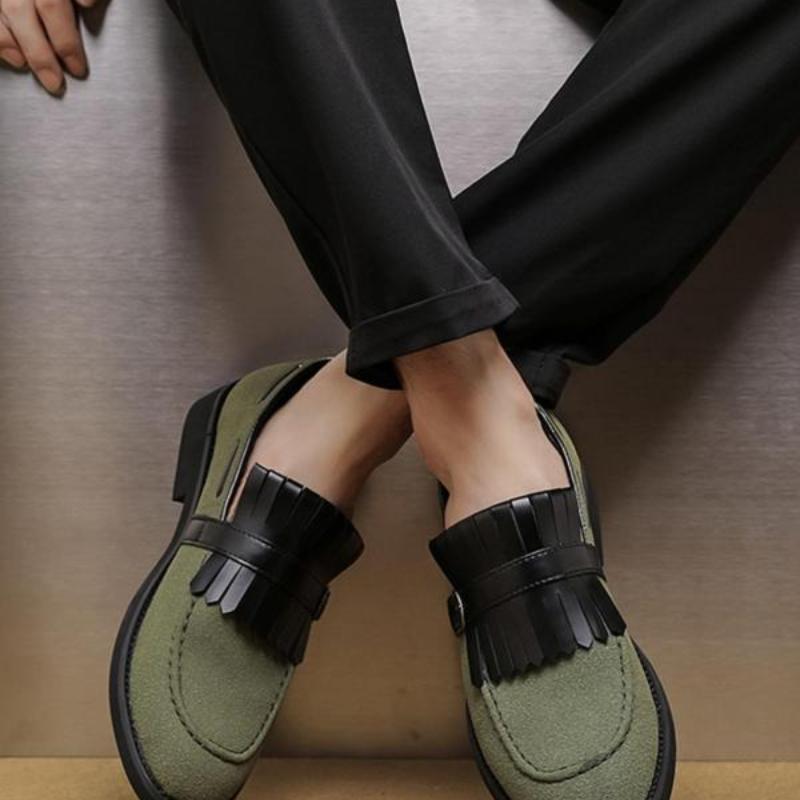 Zapatos mocasines de color liso para hombre con borlas
