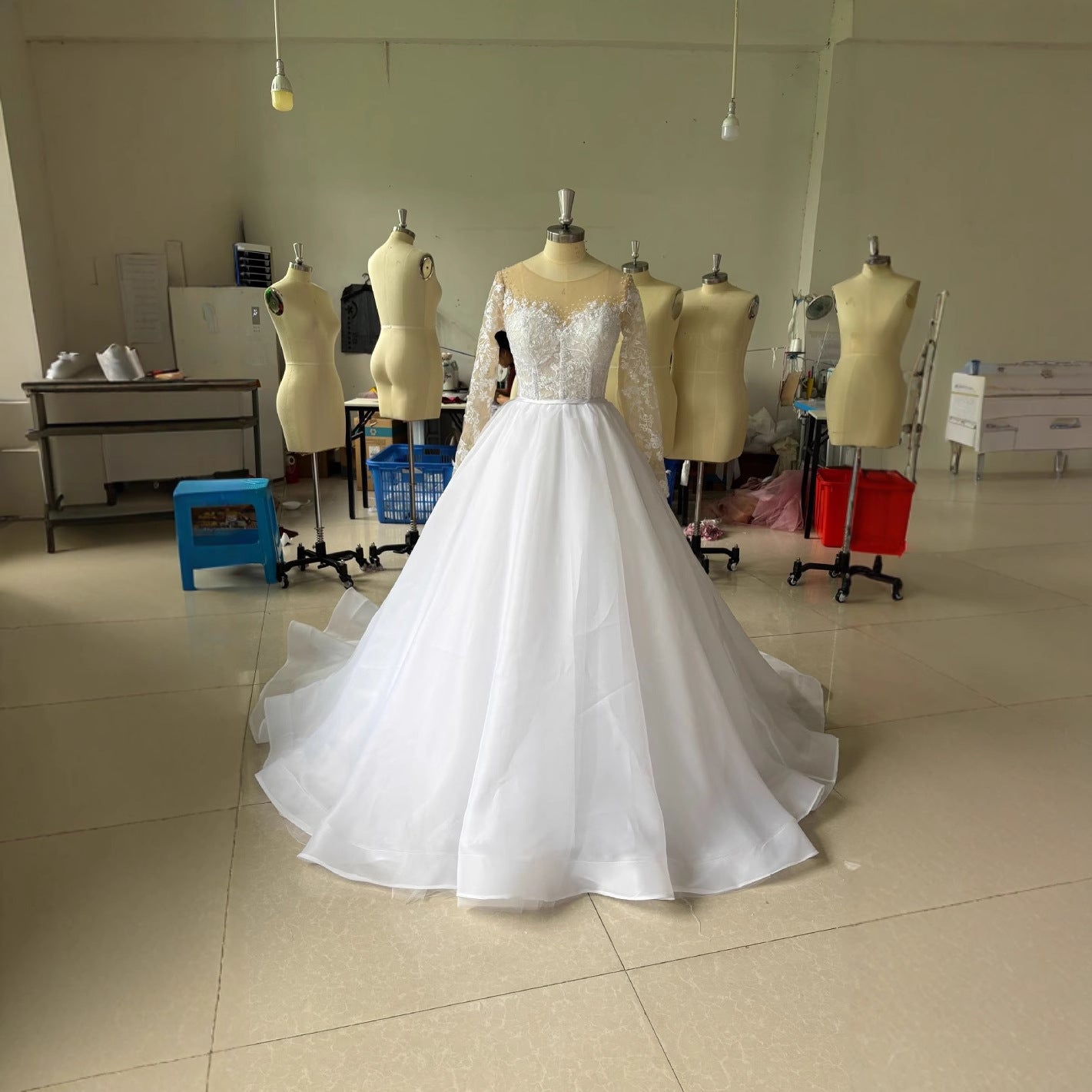 Vestido de novia con mangas largas bordadas y hombros descubiertos