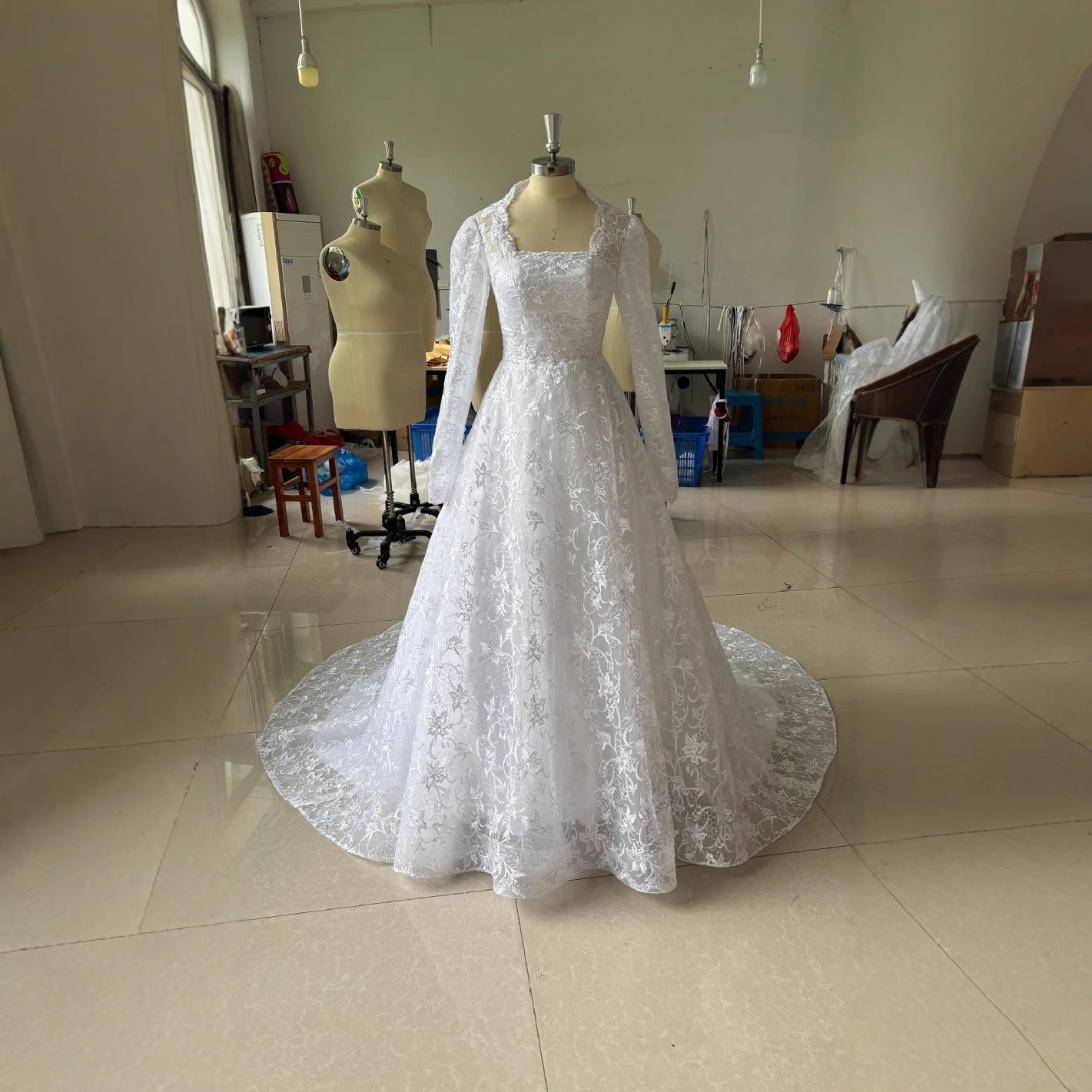Vestido de novia de manga larga bordado con cola