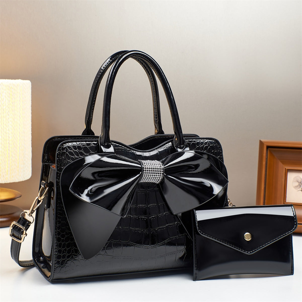 Bolso cubo con lazo y estampado de cocodrilo de charol brillante para llevar cruzado
